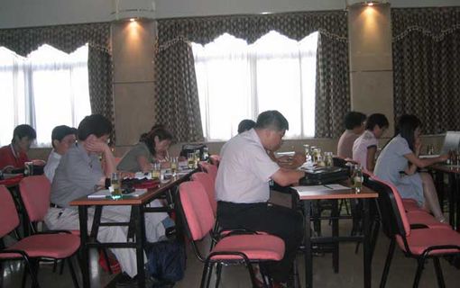 “十一五”中國制造業(yè)信息化技術(shù)及其標(biāo)準(zhǔn)化發(fā)展研討會(huì)暨2004年全國工業(yè)自動(dòng)化系統(tǒng)與集成標(biāo)準(zhǔn)化技術(shù)委員會(huì)年會(huì)及工業(yè)機(jī)器人標(biāo)準(zhǔn)劃分技術(shù)委員會(huì)換屆會(huì)，各參會(huì)人員聽取演講人員的報(bào)告，吸取經(jīng)驗(yàn)